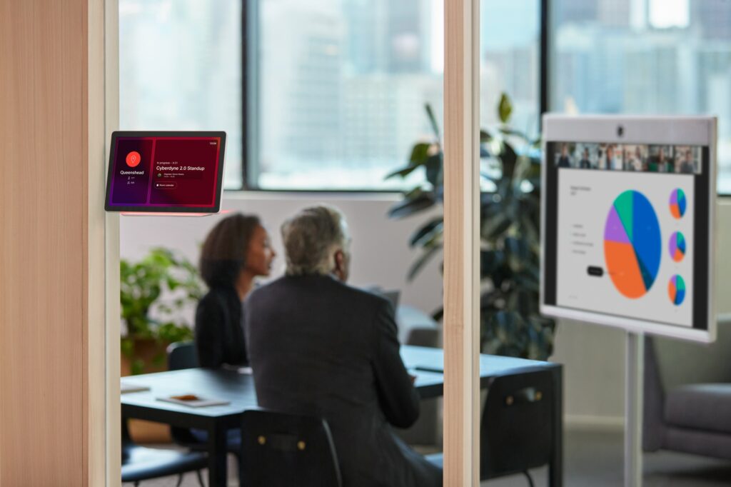 cisco room navigator rouge annoncant qu'une salle non disponible